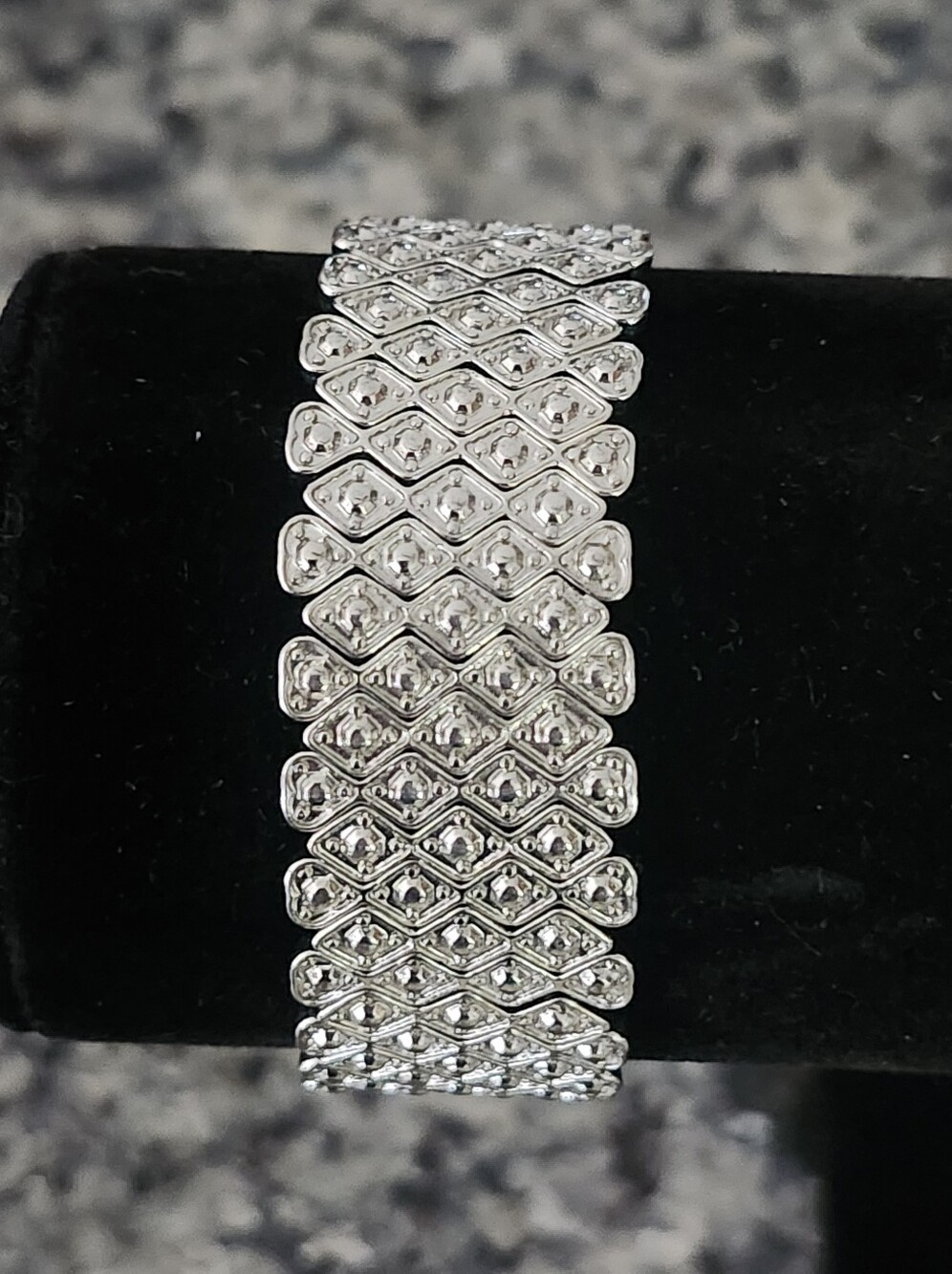 Silver Tone Wide Diamond Shaped Pattern Metal Link Stretch Bracelet